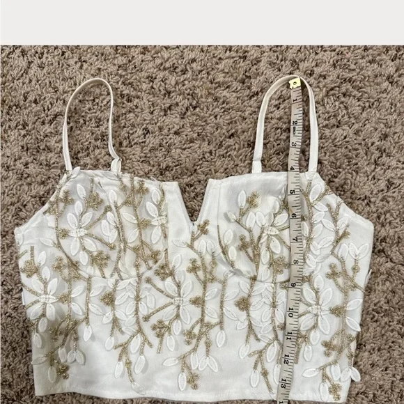 White and gold 3D floral corset style zip up back crop top - Picture 7 of 7